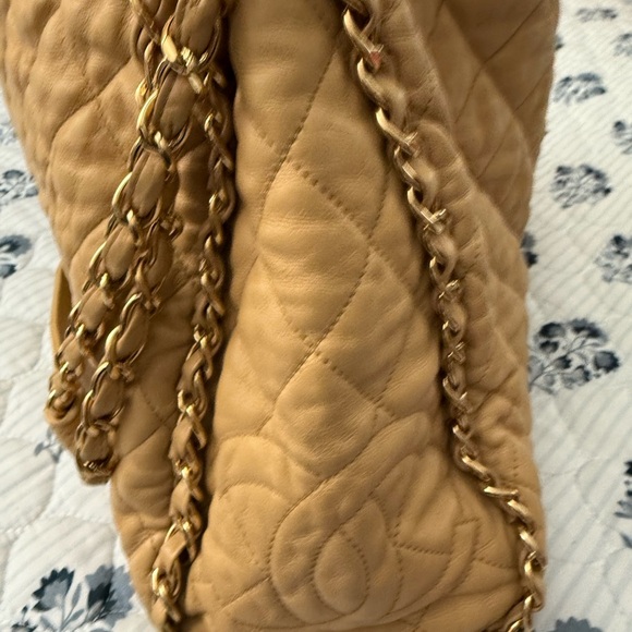 Chanel Tote - Picture 4 of 13